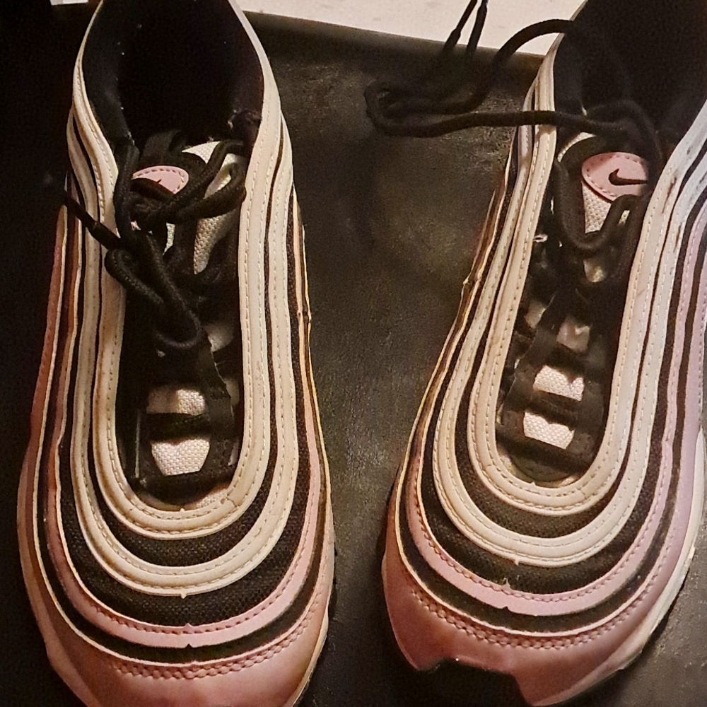 Tennis shoes